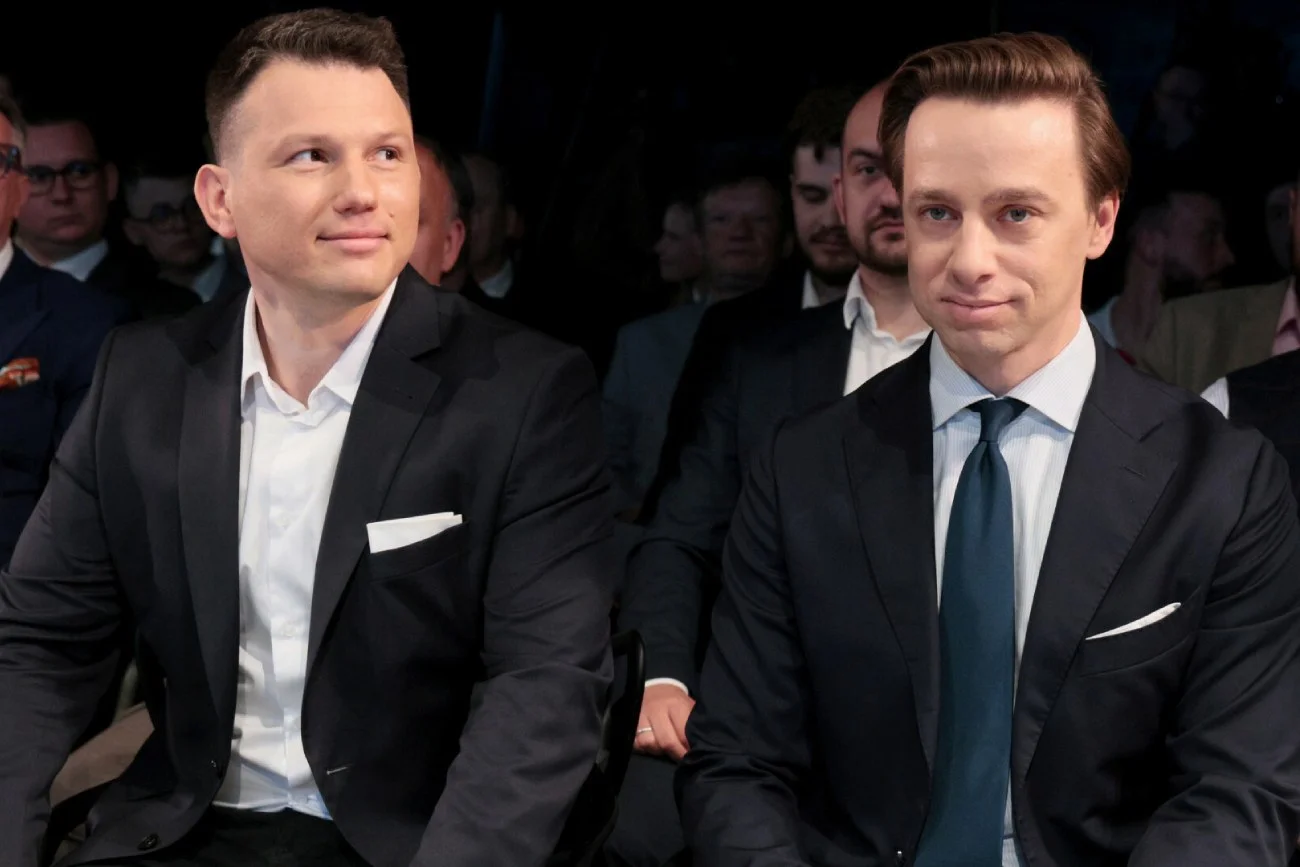 Liderzy Konfederacji podsumowali wynik osiągnięty w wyborach do PE w 2024 roku. Sławomir Mentzen i Krzysztof Bosak z Konfederacji.