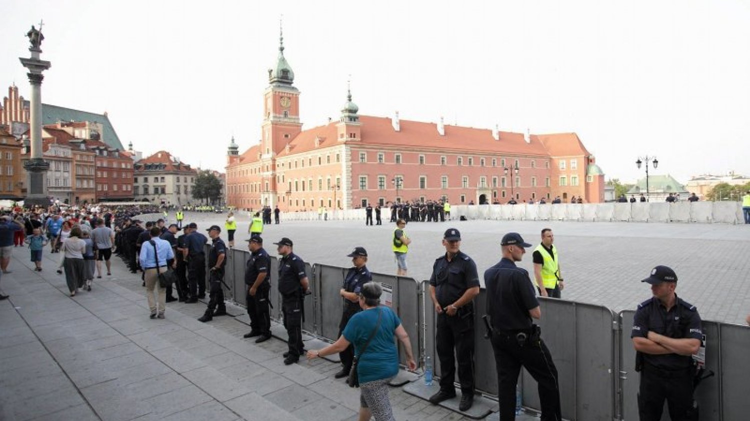 "Jak zwykle o tej porze". Warszawski poranek. Tak było miesiąc temu, dziś powtórka z grodzenia miasta.