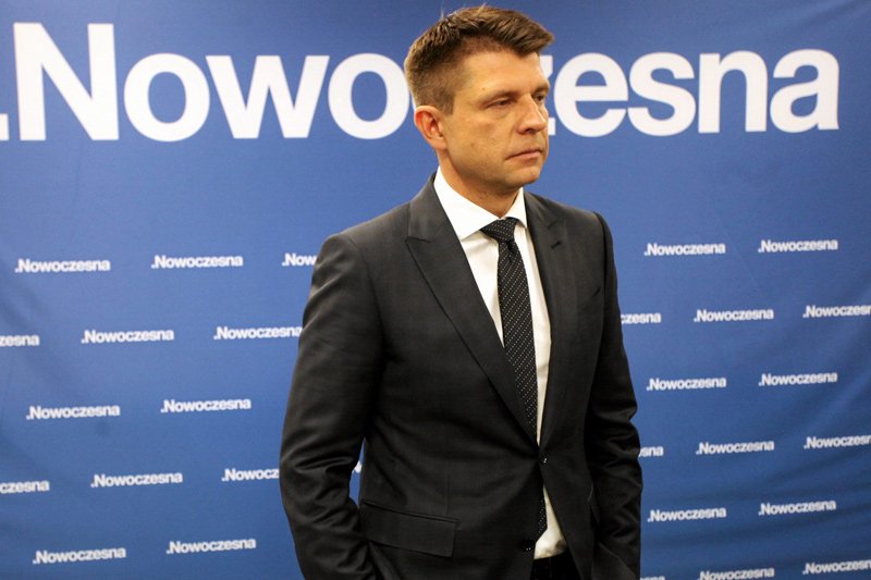 Ryszard Petru próbuje opanować sytuację w kryzysie, który dotknął opozycję.