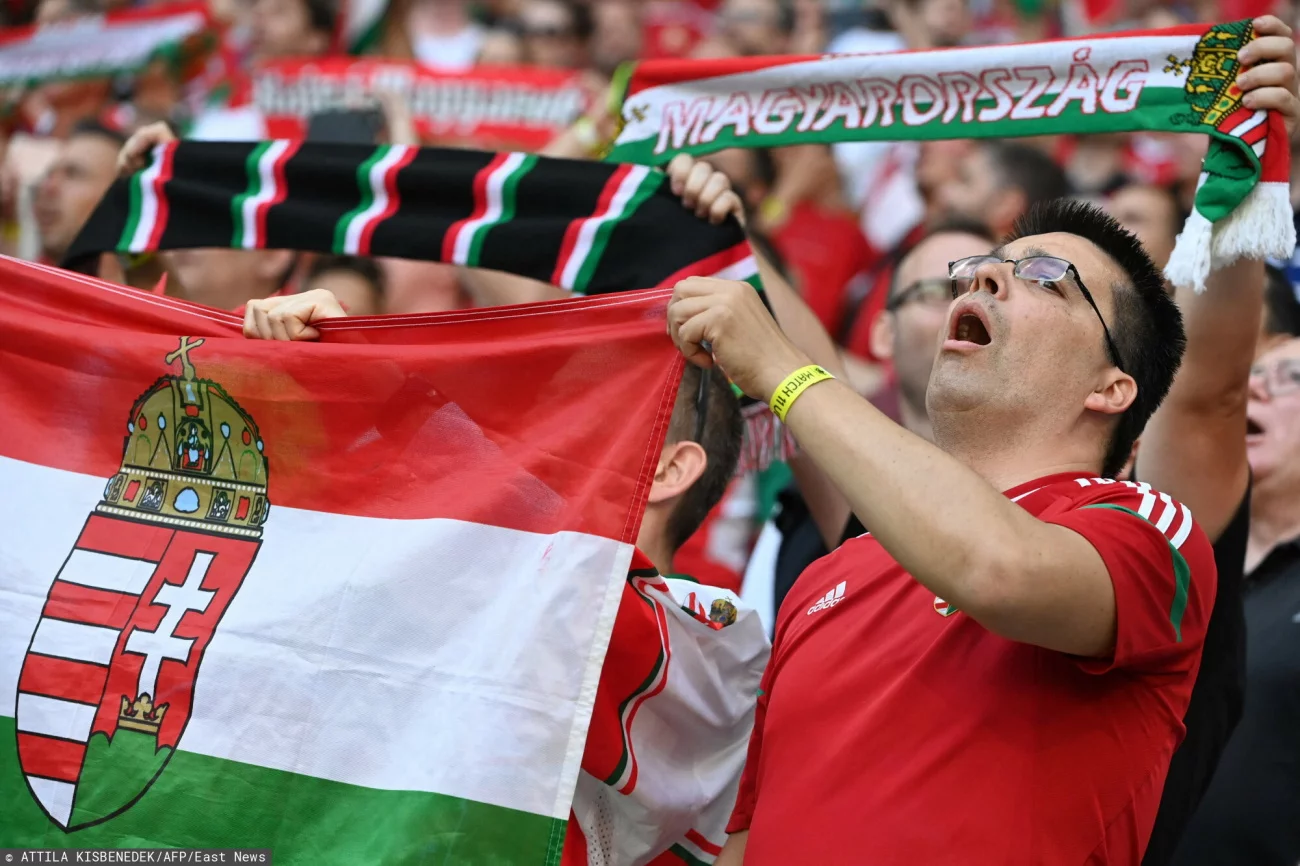 Kibic reprezentacji Węgier z charakterystyczną opaską na nadgarstku