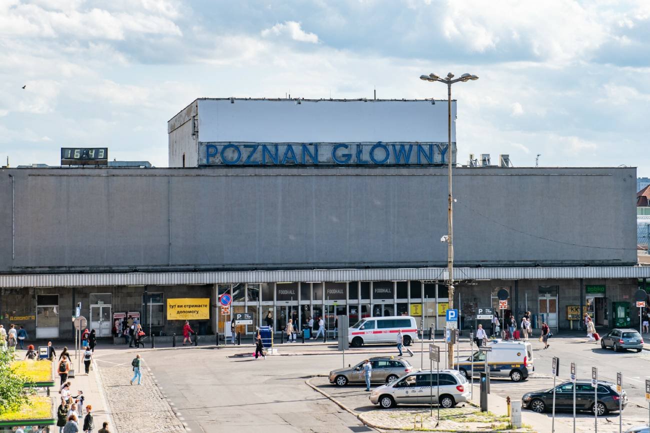 Poznań – polityczny napis na dworcu. Autor zwraca się do partii