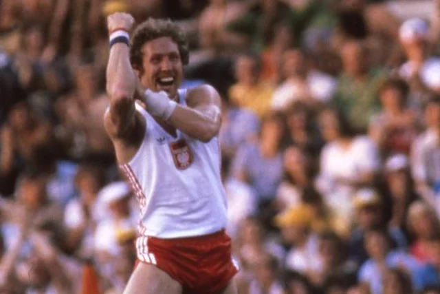 Władysław Kozakiewicz wykonuje słynny gest po udanym skoku w czasie Igrzysk Olimpijskich w Moskwie, 1980.