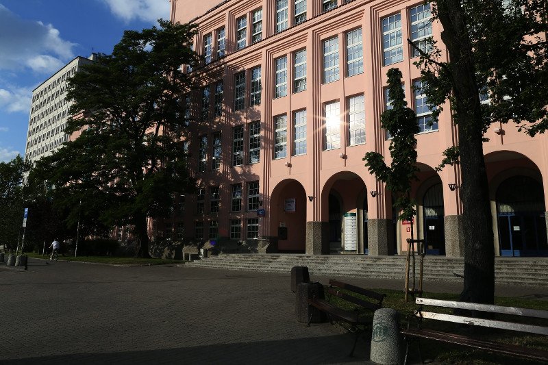 Szkoła Główna Handlowa to fabryka bogaczy? 8700 zł miesięcznie. Absolwenci tej uczelni zarabiają więcej niż emigranci