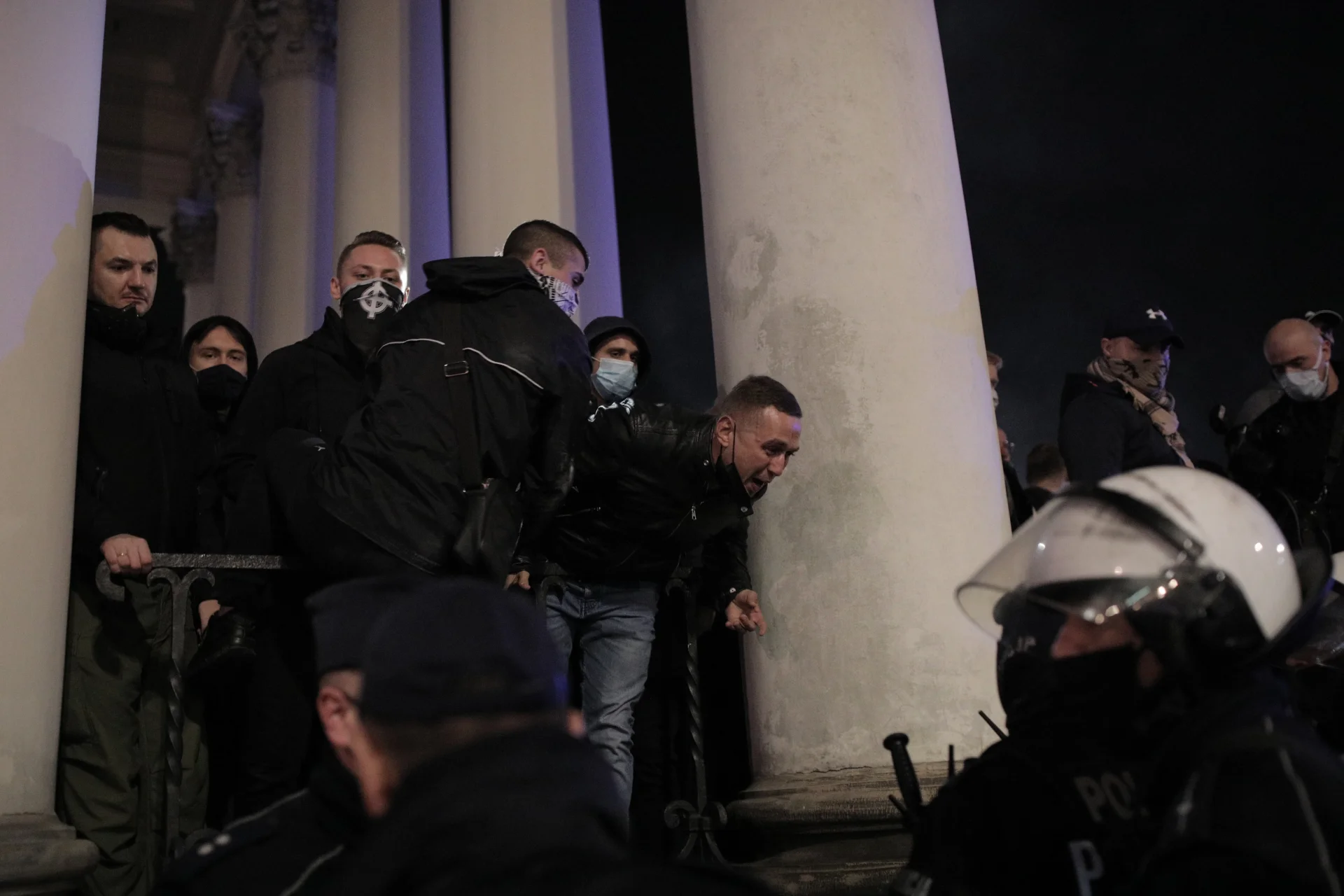 27 października 2020 - obrońcy kościoła św. Aleksandra na Placu Trzech Krzyży w Warszawie chronieni przez policję