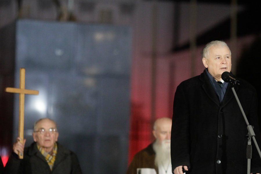 Jarosław Kaczyński podczas miesięcznicy smoleńskiej. Mit smoleński jest możliwy ze względu na swą prostą, jednoznaczną symbolikę – pisze publicysta "Newsweeka" Jakub Bierzyński.