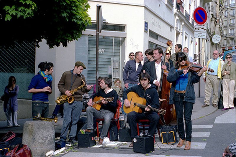 Fete de la Musique na ulicach Paryża.