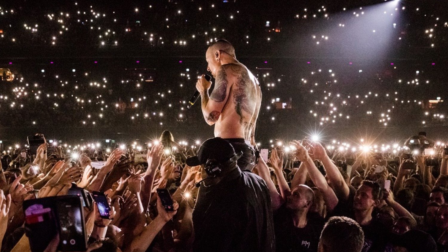 Chester Bennington Linkin Park popełnił samobójstwo. Tysiące fanów na całym świecie nie umie pogodzić się z tą stratą.