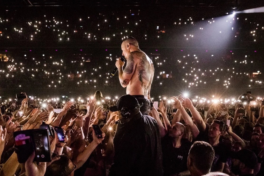 Chester Bennington Linkin Park popełnił samobójstwo. Tysiące fanów na całym świecie nie umie pogodzić się z tą stratą.
