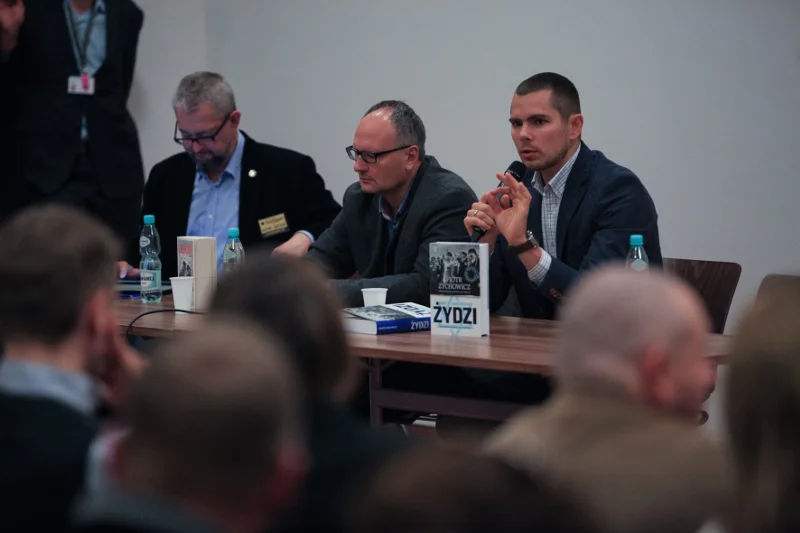 W swoich poświęconych historii XX wieku publikacjach Piotr Zychowicz (na zdjęciu z prawej) stawia pytania, których inni kierowani ''poprawnością historyczną'' nie chcą lub boją się zadać
