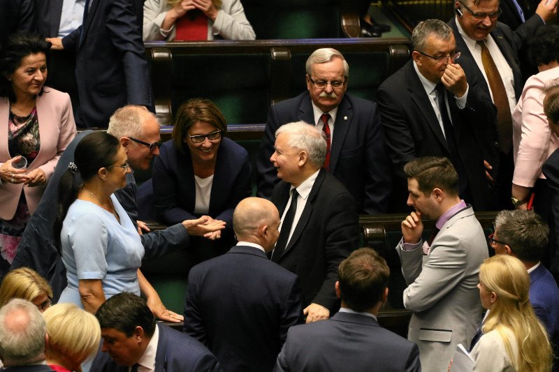 Prawo i Sprawiedliwość i jego przybudówki mają powód do zadowolenia. W najnowszym sondażu zbliżają się do poparcia na poziomie 50 procent.