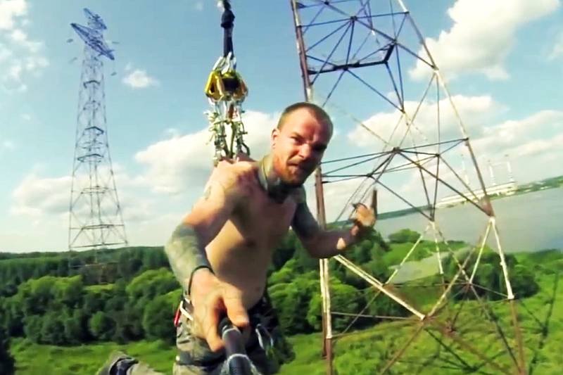 Bungee jumping bez uprzęży? Rosjanie wolą przypinać zaczepy liny do... skóry.