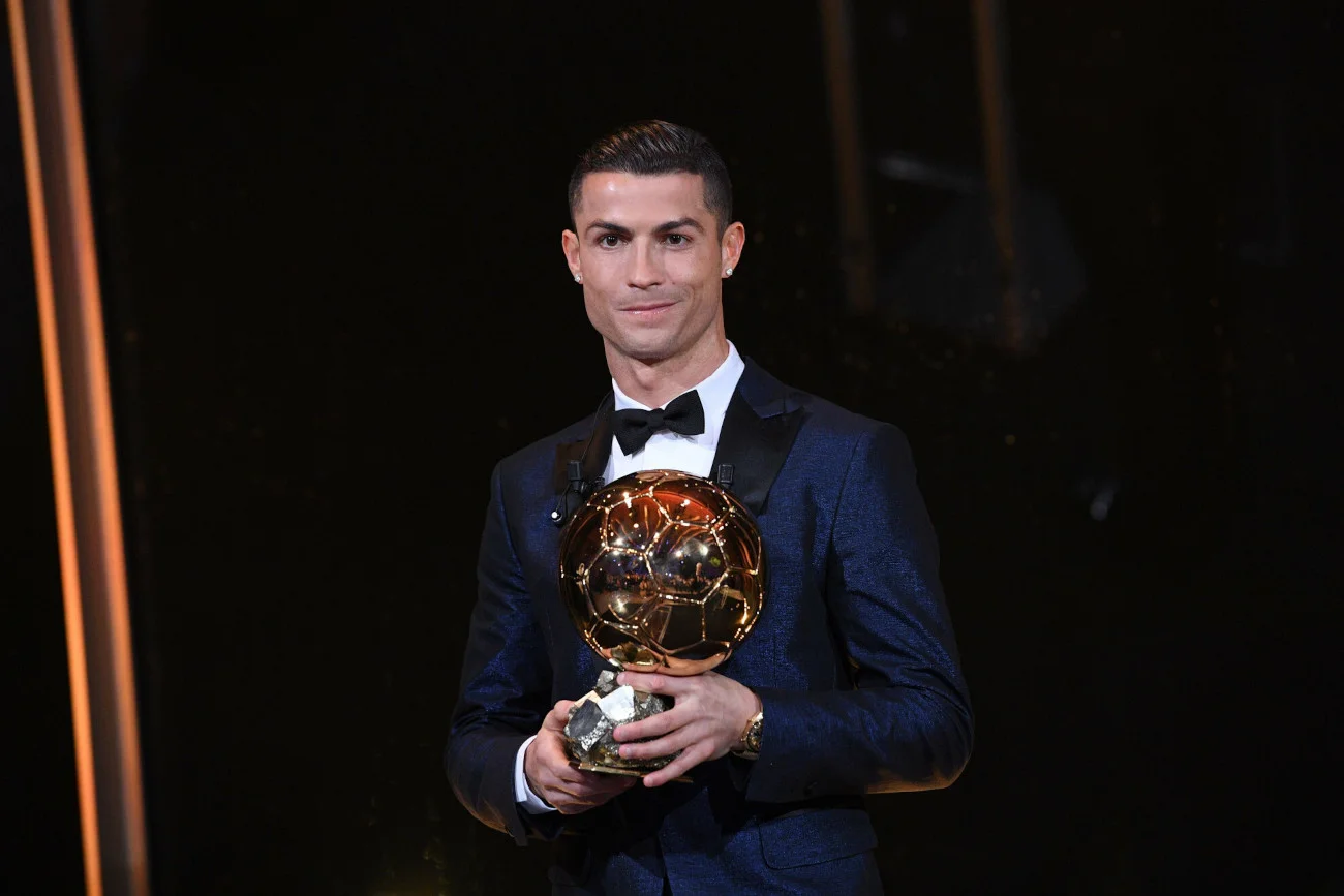 Cristiano Ronaldo po raz ostatni po Złotą Piłkę sięgnął w 2017 roku. Portugalczyk ma w dorobku pięć takich wyróżnień.