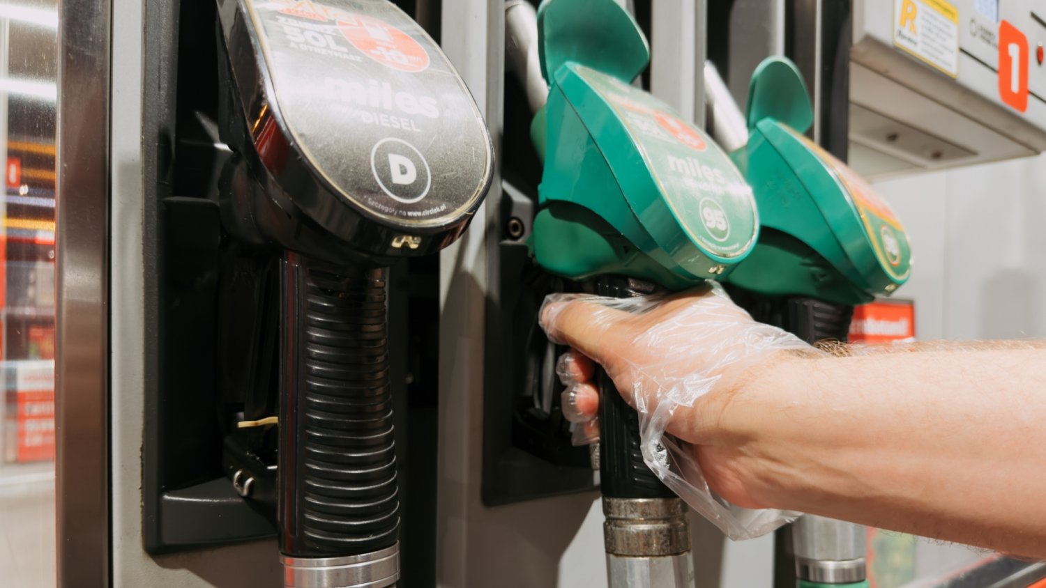 Przy tankowaniu też można dostać mandat. 3 tys. zł dla "przezornego" kierowcy