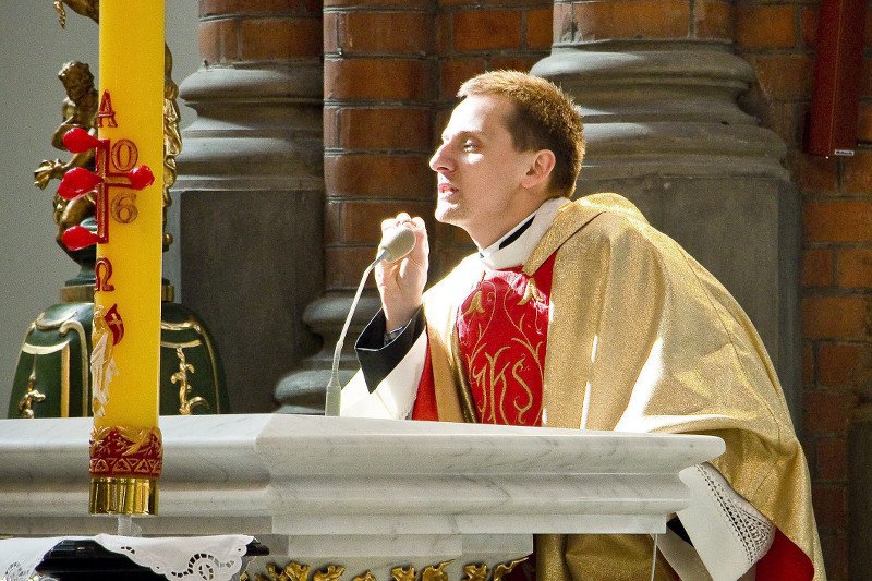 Episkopat zapewniał, że sprawa ks. Międlara jest zamknięta definitywnie. Dziś prokuratura w Białymstoku poinformowała o umorzeniu śledztwa w sprawie kazania ks. Międlara, a ten nie wytrzymał i pochwalił się tym na twitterze