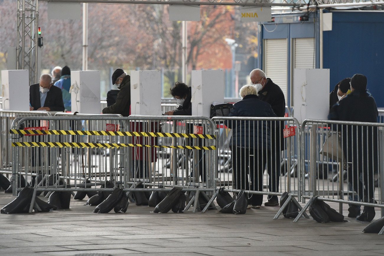 Kolejka do szczepienia w Wiedniu. Kanclerz Austrii jest za wprowadzeniem lockdownu dla niezaszczepionych.