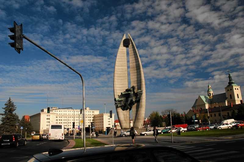 Pomnik Czynu Rewolucyjnego w Rzeszowie. Mieszkańcy mają używają jednak innej, specyficznej nazwy.