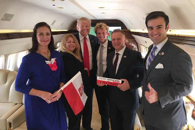 W poszukiwaniu głosów Donald Trup schylił się także po te od Polonii w USA. Na zdjęciu z Jerzym Bogdziewiczem i przedstawicielami środowisk polonijnych na Florydzie.