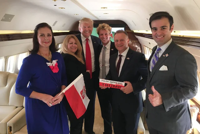 W poszukiwaniu głosów Donald Trup schylił się także po te od Polonii w USA. Na zdjęciu z Jerzym Bogdziewiczem i przedstawicielami środowisk polonijnych na Florydzie.