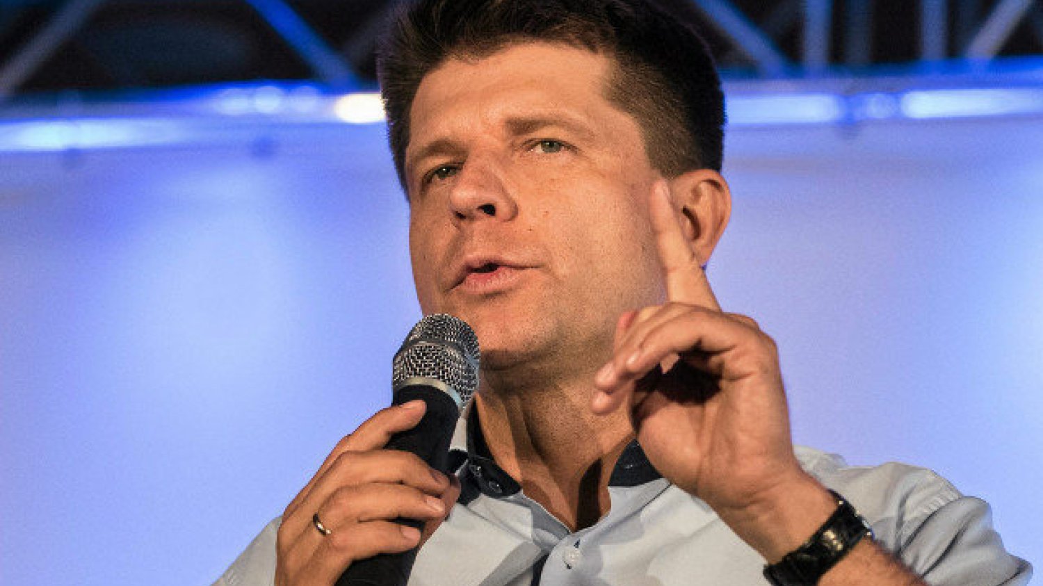 Ryszard Petru, Grzegorz Schetyna i Borys Budka zjawili się przed Sejmem, gdzie protestuje tłum przeciwko "zaoraniu Sądu Najwyższego"