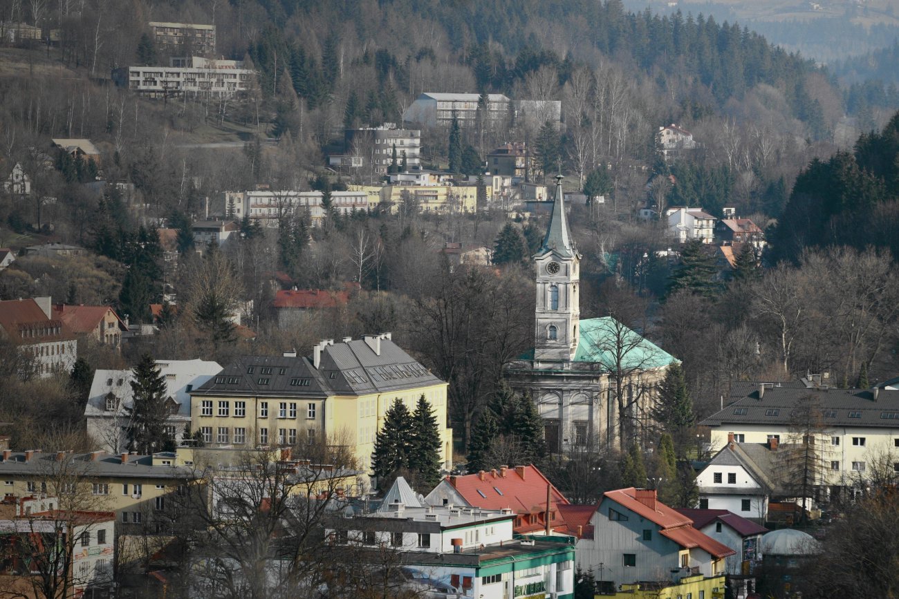 Widok na miasto Wisła z dominującą bryłą Kościoła Ewangelicko-Augsburskiego.