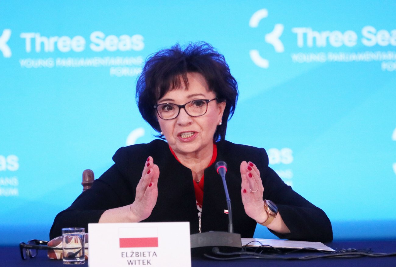 Sejm. Elżbieta Witek rozdała nagrody dla pracowników. Wydała 1,5 mln zł