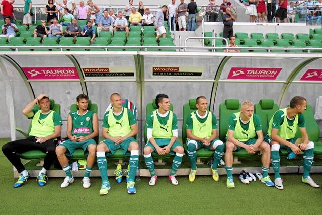 Ławka rezerwowych Śląska Wrocław podczas sierpniowego meczu z Wisłą Kraków