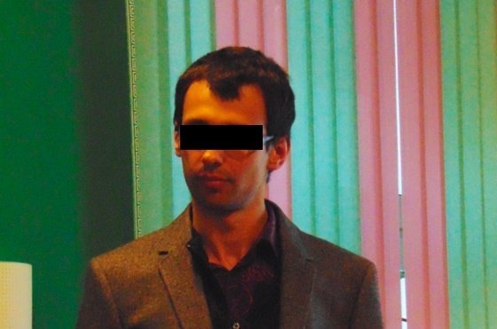 Kajetan P. próbował... dwukrotnie ugryźć policjantów.