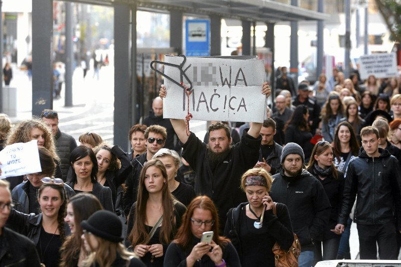 Przeciwko zakazowi aborcji protestują zarówno kobiety, jak i mężczyźni. Podobnie jest z poparciem dla zakazu. Podział nie biegnie według linii płci.