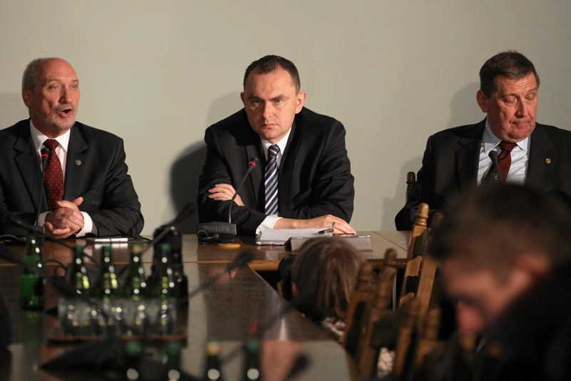 Prof. Jacek Rońda (z prawej) i jego koledzy z Zespołu Antoniego Macierewicza szkodzą wizerunkowi polskiej nauki.