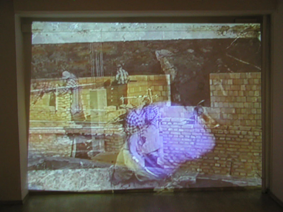 Zuzanna Janin, "ROBOTY MURARSKIE / MASONRY", 2003; widok instalacji; 2 wideo 30 min