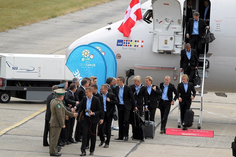Duńscy piłkarze po wyjściu z samolotu w porcie lotniczym Szczecin - Goleniów