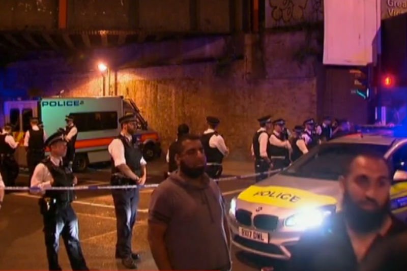 Pod meczetem w Londynie rozpędzona furgonetka wjechała w tłum wiernych.