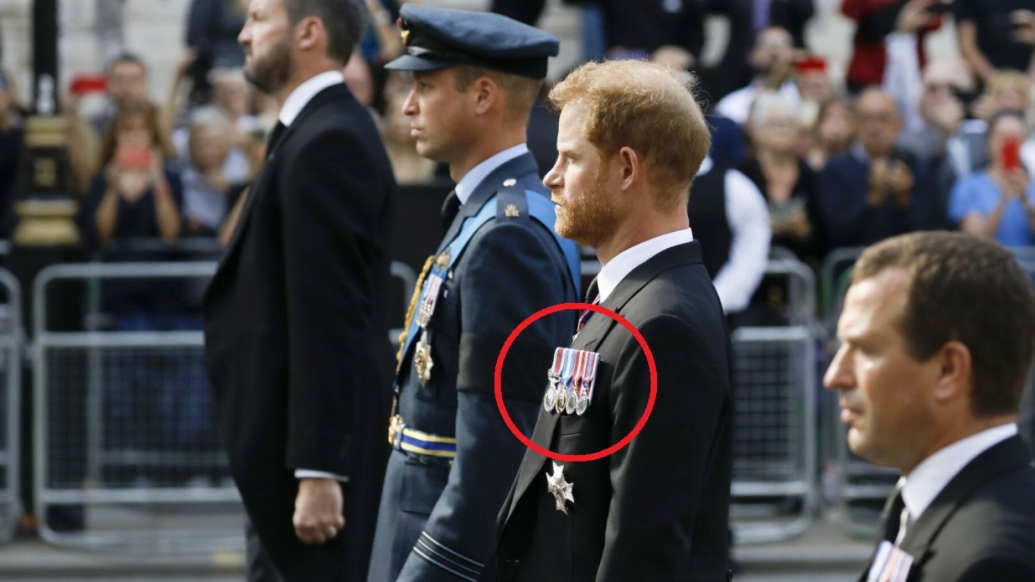 Książę Harry i książę William w procesji.