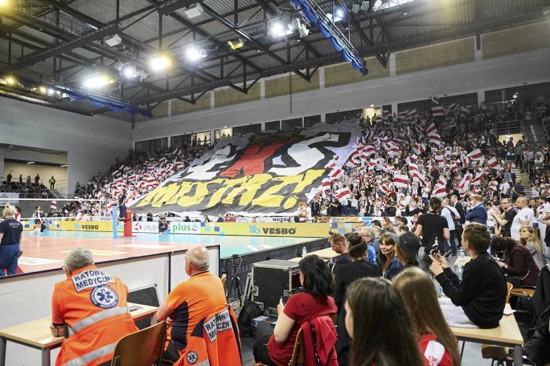 Liga Mistrzyń: awatary zamiast kibiców na trybunach ŁKS-u Commercecon Łódź.