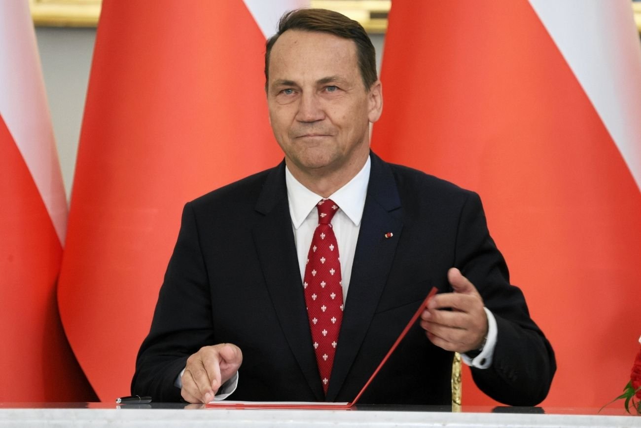 Sprawa jest zbyt poważna, Nawrocki musiał ustąpić. Do ONZ ma iść Sikorski