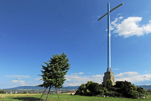 Na wzgórzu Trzy Lipki stoi Krzyż Trzeciego Tysiąclecia