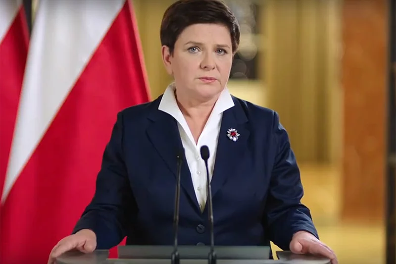 Premier Beata Szydło wygłosiła orędzie w sprawie kryzysu w państwie. Wyraźnie można było zauważyć, że czyta cudzy tekst.