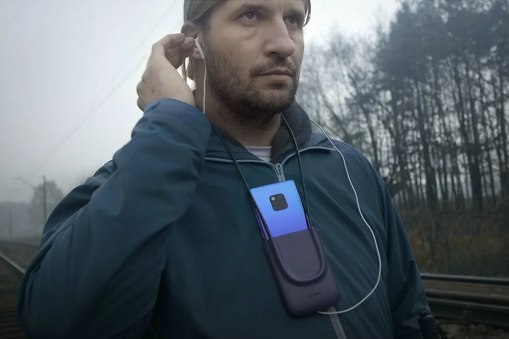 Specjalny uchwyt ułatwia korzystanie ze smartfona