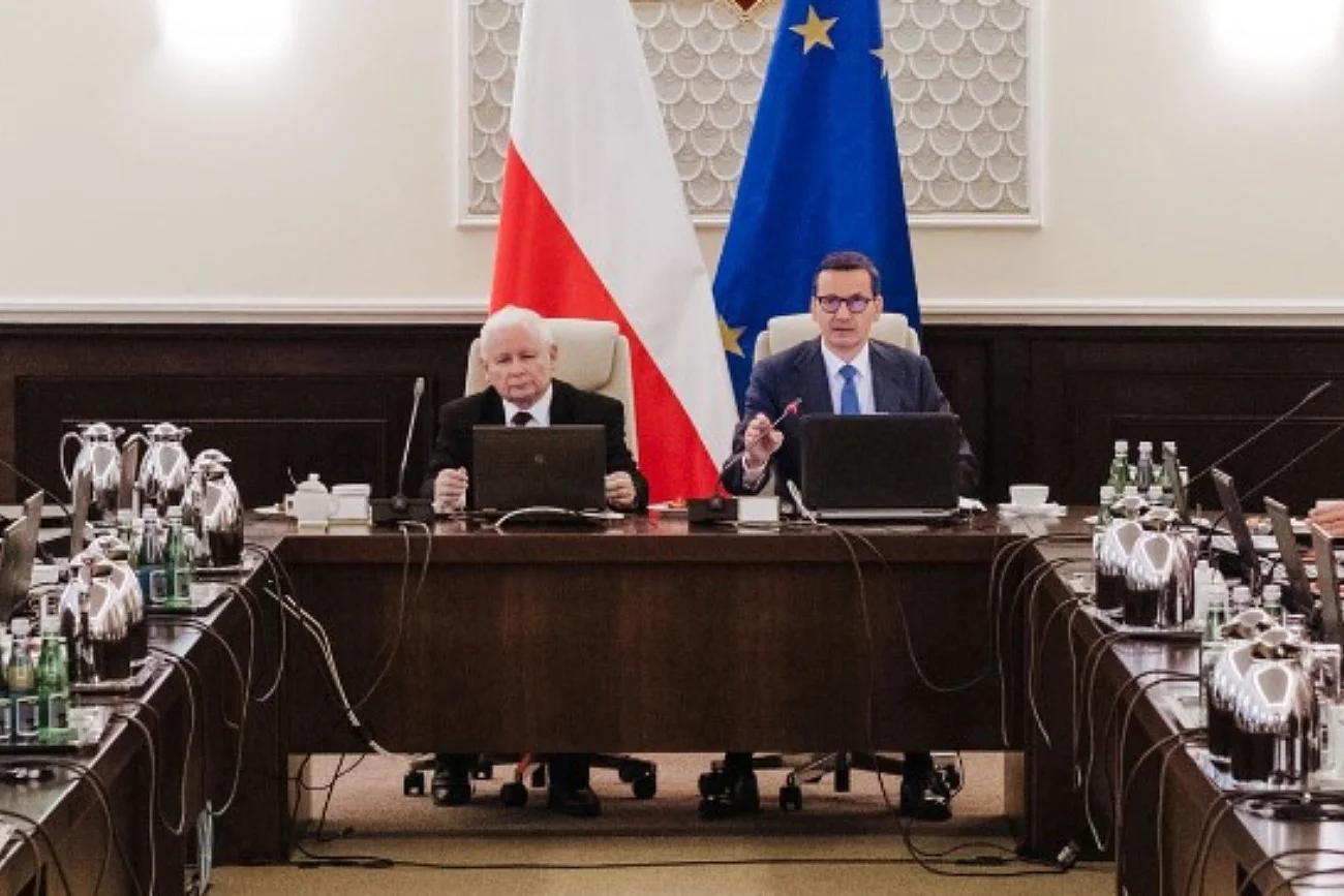 Mateusz Moorawiecki obok Jarosława Kaczyńskiego na posiedzeniu Rady Ministrów