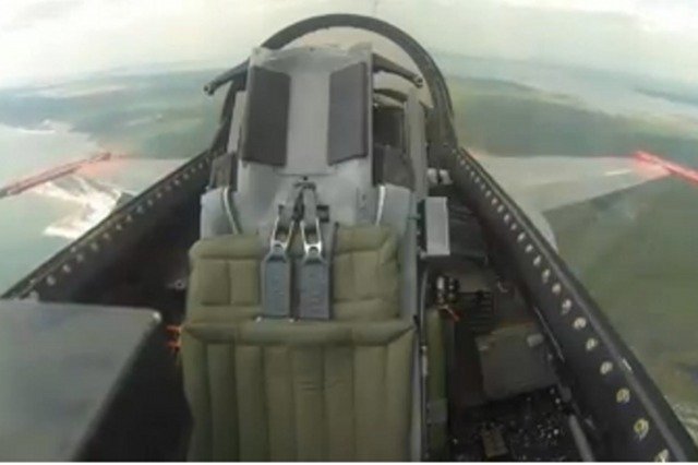 W kokpicie lecącego QF-16 nie było pilota. Myśliwcem sterowano z ziemi