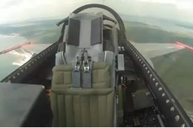 W kokpicie lecącego QF-16 nie było pilota. Myśliwcem sterowano z ziemi