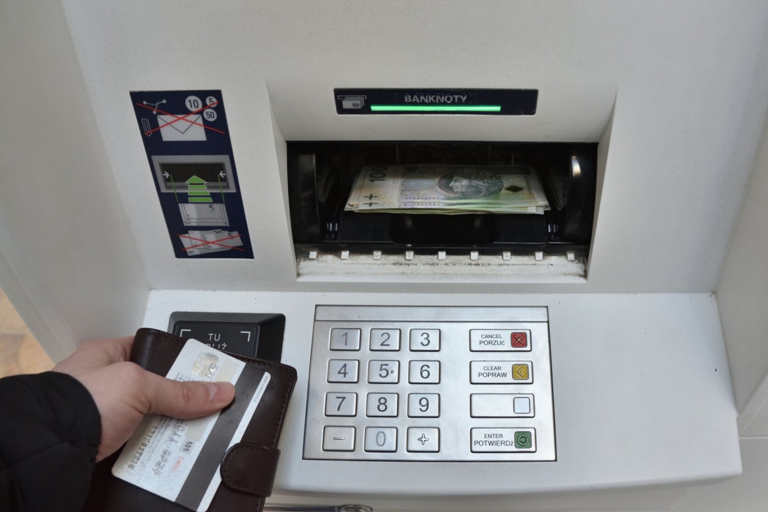 Czy też masz taką pensję? Tyle według GUS średnio zarabiają Polacy.