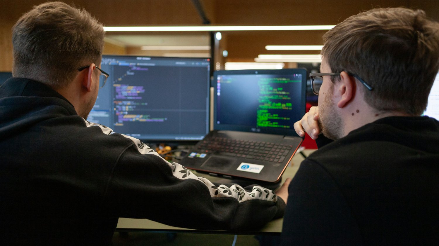 Firmy znów zaczynają walczyć o programistów. Kto dostanie pracę od zaraz?