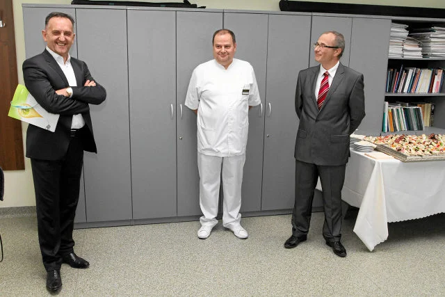 Uniwersyteckiemu Szpitalowi Klinicznemu we Wrocławiu,gdzie uratowano jego matkę kupił dwa ultrasonografy.
