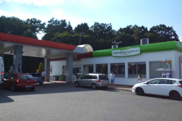 Sklepy na stacjach paliw pięknie zarobią na zakazie handlu w niedzielę.
