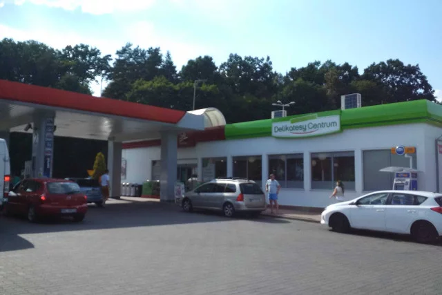 Sklepy na stacjach paliw pięknie zarobią na zakazie handlu w niedzielę.