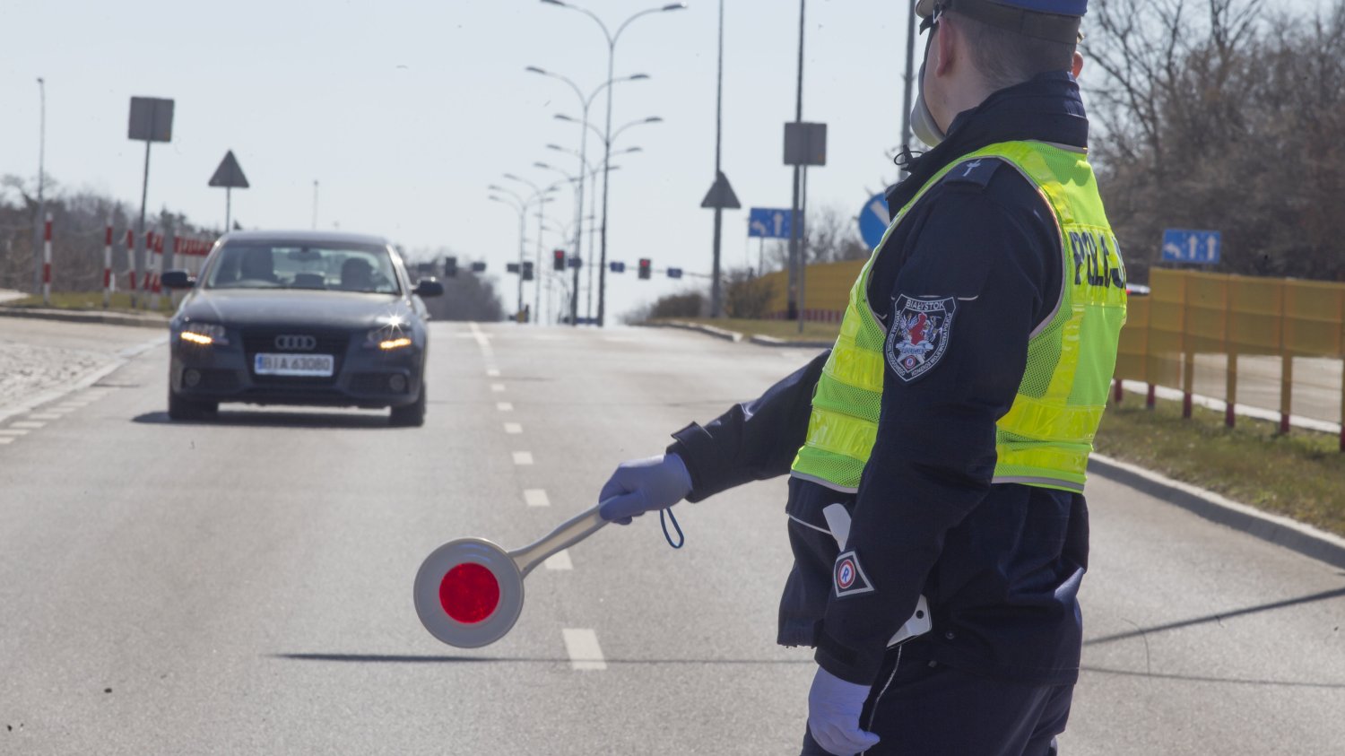 Aplikacja mObywatel - jak ustawić dowód osobisty i prawo jazdy w smartfonie, kiedy można używać