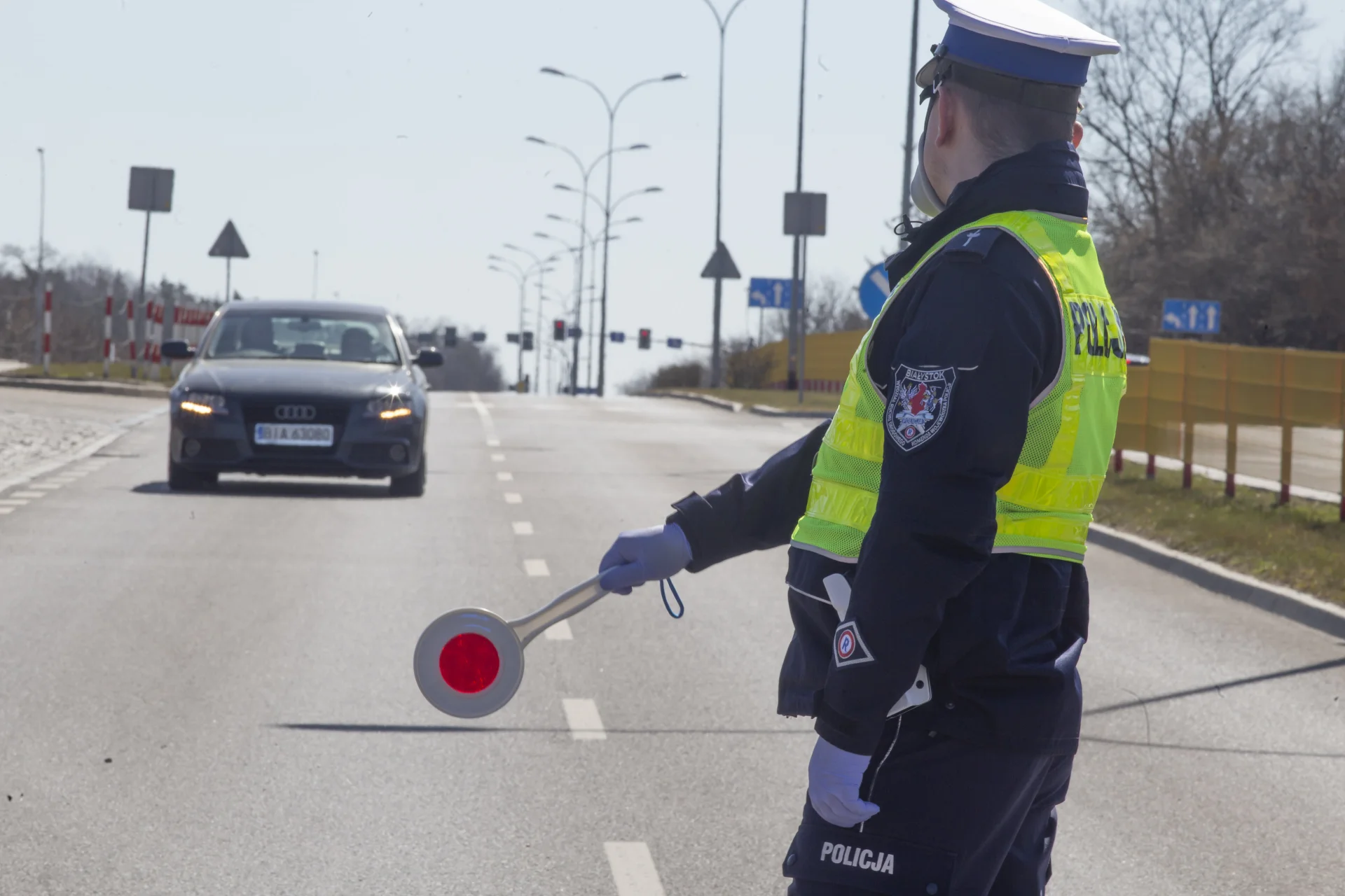 Aplikacja mObywatel - jak ustawić dowód osobisty i prawo jazdy w smartfonie, kiedy można używać