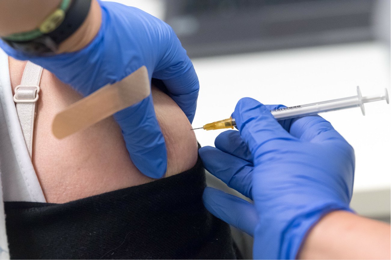 Sezon szczepień rusza już od września, ale nadal nie ma przepisów, które umożliwiłyby szeroką realizację szczepień w aptekach.