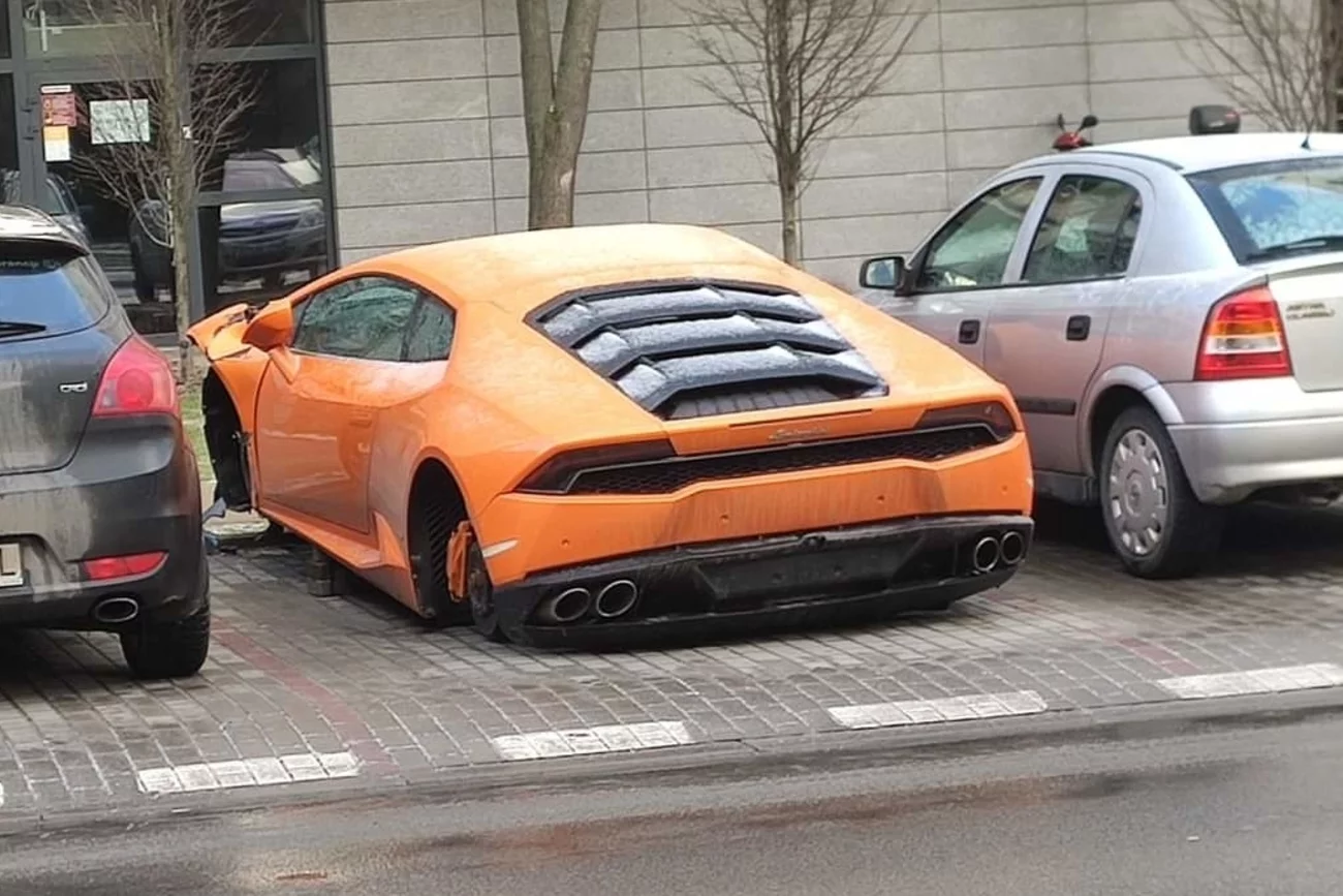Ze zniszczonego Lamborghini, które porzucono na warszawskiej Woli, skradziono koła. Ze zniszczonego Lamborghini, które porzucono na warszawskiej Woli, skradziono koła.